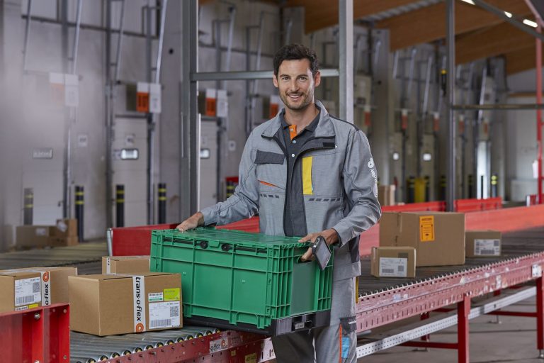 Die expert-Gruppe setzt für den Warenversand an ihre Fachmärkte und Fachgeschäfte jetzt auf eine gemeinsam mit trans-o-flex Express entwickelte Transportlösung mit umweltfreundlichen Mehrwegbehältern. : Für den Transportweg nutzt expert zwei Mehrwegbehältertypen, die jeweils mit einem Deckel verschlossen, doppelt umreift und mit zwei Plomben gesichert werden. Foto: trans-o-flex