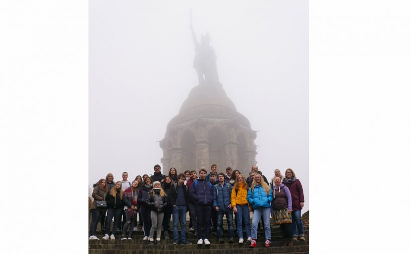 Das Foto zeigt alle teilnehmenden Schülerinnen und Schüler wie auch Lehrerinnen und Lehrer des Projekts "EUROPE - knowing the past, living in the present and creating the future" aus England, Griechenland, Spanien und der deutschen Partnerschule (das HANSE-Berufskolleg Lemgo. -Foto: HANSE-Berufskolleg