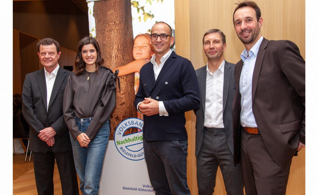 Diskutierten über nachhaltige Geldanlage, bewusstem Konsum und Schritte zur Verkehrswende: (v.li.) Werner Schönfeld (Volksbank), Marie Nasemann (Influencerin), Dr. Henrik Pontzen (Fondsgesellschaft Union Investment), Kai-Uwe Steinbrecher (moBiel) und Timo Fratz (Radio Bielefeld). - Foto: Volksbank Bielefeld-Gütersloh eG