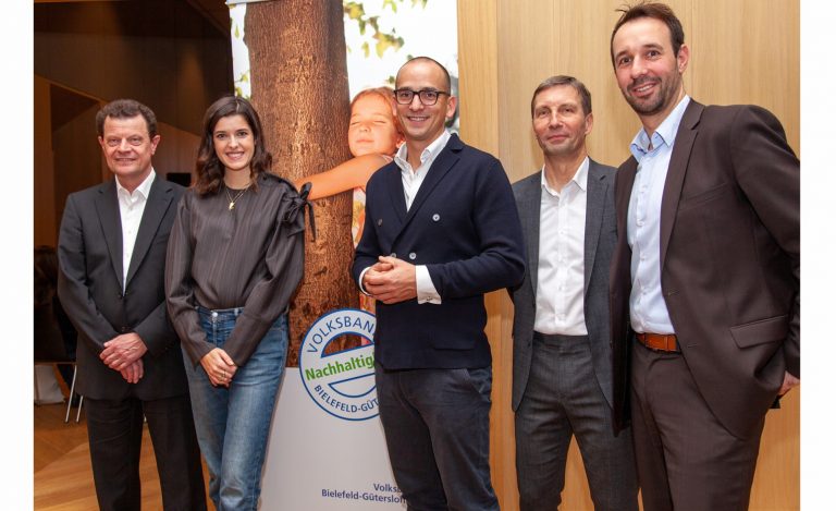 Diskutierten über nachhaltige Geldanlage, bewusstem Konsum und Schritte zur Verkehrswende: (v.li.) Werner Schönfeld (Volksbank), Marie Nasemann (Influencerin), Dr. Henrik Pontzen (Fondsgesellschaft Union Investment), Kai-Uwe Steinbrecher (moBiel) und Timo Fratz (Radio Bielefeld). - Foto: Volksbank Bielefeld-Gütersloh eG