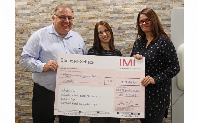 Konstantin A. Krauth, Leitender Kinder- und Jugendarzt in der Klinik Bad Oexen, und Viola Schmidt, Abteilungsleiterin Ergotheraphie, freuten sich über die Spende, die Sandra Wehrhahn (rechts) überbrachte. - Foto: Buschjost GmbH