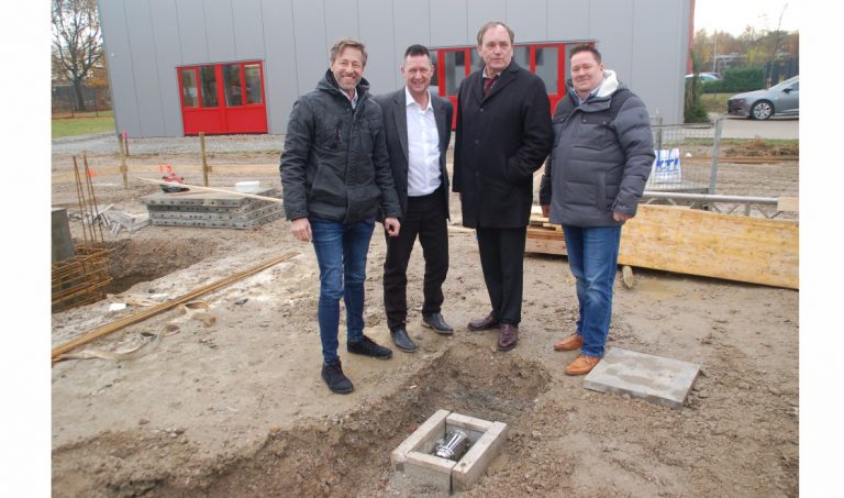 Grundsteinlegung mit Zeitkapsel (v.l.n.r.): Thomas Passlack und Paul Kaiser (Avanis), Bezirksbürgermeister Hans-Jürgen Franz, Volker Ens (Architekt) - Foto: Avanis-KTI