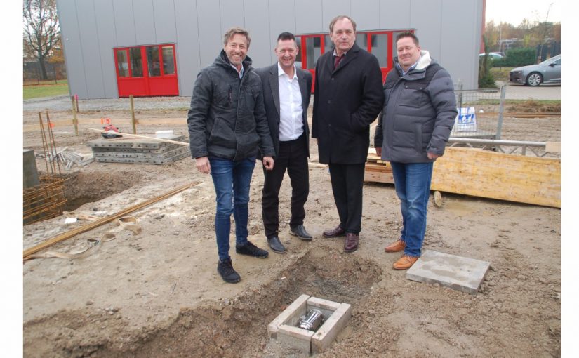 Grundsteinlegung mit Zeitkapsel (v.l.n.r.): Thomas Passlack und Paul Kaiser (Avanis), Bezirksbürgermeister Hans-Jürgen Franz, Volker Ens (Architekt) - Foto: Avanis-KTI