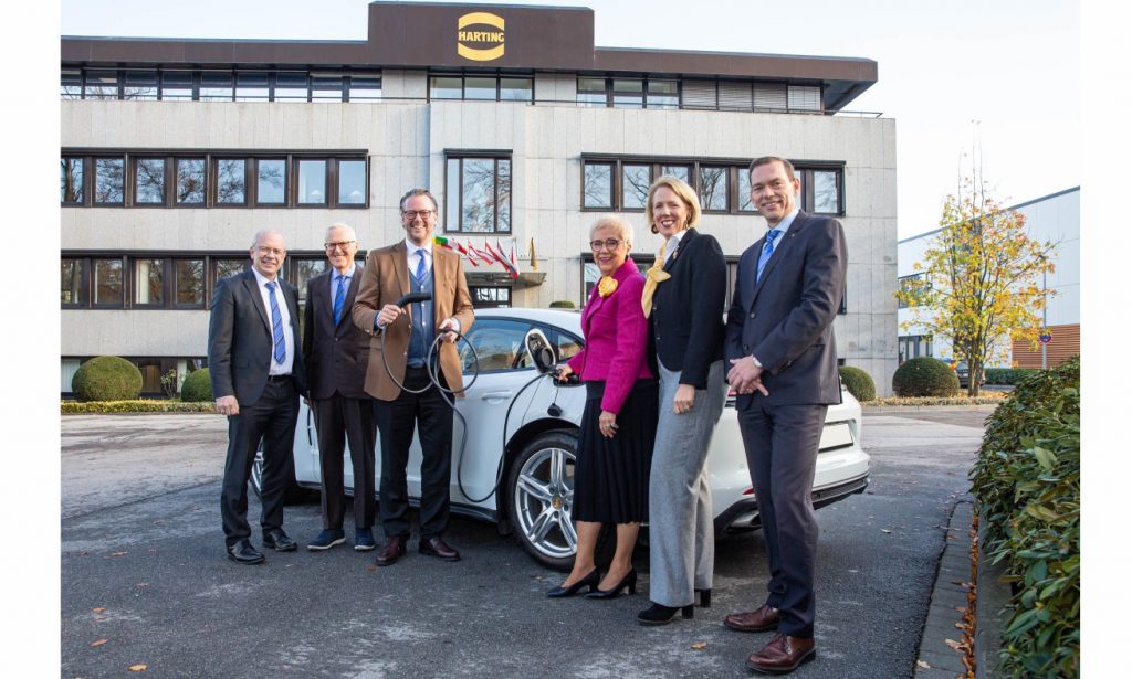 Der HARTING Vorstand freut sich über den kräftigen Zuwachs im Bereich Lade-Infrastruktur für Elektromobilität: Dr. Michael Pütz, Dietmar Harting, Philip Harting, Margrit Harting, Maresa Harting-Hertz und Andreas Conrad (von links nach rechts) - Foto: Harting