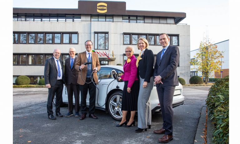 Der HARTING Vorstand freut sich über den kräftigen Zuwachs im Bereich Lade-Infrastruktur für Elektromobilität: Dr. Michael Pütz, Dietmar Harting, Philip Harting, Margrit Harting, Maresa Harting-Hertz und Andreas Conrad (von links nach rechts) - Foto: Harting