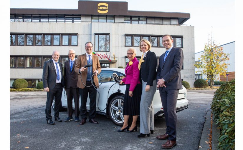 Der HARTING Vorstand freut sich über den kräftigen Zuwachs im Bereich Lade-Infrastruktur für Elektromobilität: Dr. Michael Pütz, Dietmar Harting, Philip Harting, Margrit Harting, Maresa Harting-Hertz und Andreas Conrad (von links nach rechts) - Foto: Harting