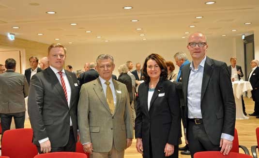 Zum Business Breakfast begrüßten Gerd Diesel (l.), Vorstand des DRK-Landesverbands Westfalen-Lippe und Geschäftsführer des DRK Tagungshotels Dunant, Dr. Fritz Bauer (2.v.l.), Präsident des DRK-Landesverbands Westfalen-Lippe, Monika van der Beek (2.v.r.), Geschäftsführerin des DRK Tagungshotels Dunant, und Dr. Thomas Robbers (r.), Geschäftsführer der Wirtschaftsförderung Münster GmbH, zirka 80 Gäste.Foto: Wirtschaftsförderung Münster GmbH/Martin Rühle