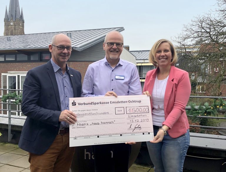 Michael Gerling, Geschäftsführer für Technik und Produktion bei markilux sowie Christiane Berning, Leiterin der Abteilung Marketing und Business Development, haben Michael Kreft, Leiter des Hospizes von „Haus Hannah“ in Emsdetten, im Dezember einen Spendenscheck überreicht. Das Unternehmen unterstützt die Einrichtung, ebenso wie den Verein Herzenswünsche aus Münster, seit zwei Jahren. - Foto: markilux