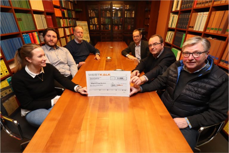 Die WESTKALK-Geschäftsleitung übergab ihre traditionelle Weihnachtsspende an die Bürgerstiftung. Auf dem Foto: Verena Adler, Marius Risse, Raymund Risse, Franz-Bernd Köster (WESTKALK-Geschäftsleitung) sowie Dr. Josef Leßmann und Thomas Oppmann vom Stiftungsrat der Warsteiner Bürgerstiftung - Foto: Westkalk