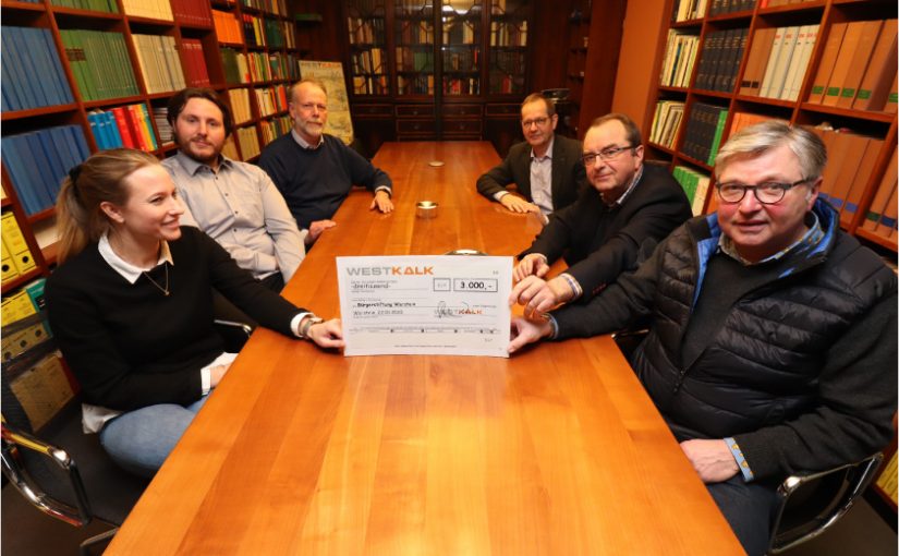 Die WESTKALK-Geschäftsleitung übergab ihre traditionelle Weihnachtsspende an die Bürgerstiftung. Auf dem Foto: Verena Adler, Marius Risse, Raymund Risse, Franz-Bernd Köster (WESTKALK-Geschäftsleitung) sowie Dr. Josef Leßmann und Thomas Oppmann vom Stiftungsrat der Warsteiner Bürgerstiftung - Foto: Westkalk