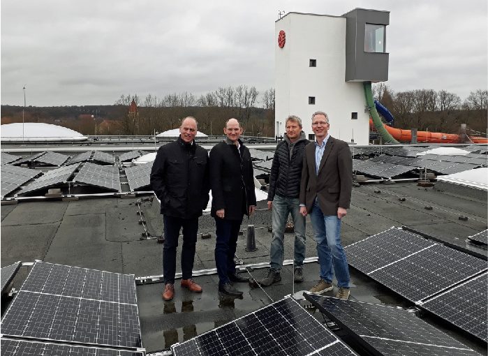 Mehr Sonnenstrom vom Nettebad-Dach: (V.l.) Wolfgang Hermle (Stadtwerke-Bäderchef), Christoph Hüls (Stadtwerke-Vorstandsvorsitzender), Alois Plüster (Geschäftsführer SunConcept), und Sven Kiesow (Stadtwerke-Solarprojektleiter). (© Stadtwerke Osnabrück / Marco Hörmeyer)