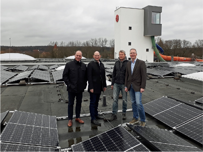 Mehr Sonnenstrom vom Nettebad-Dach: (V.l.) Wolfgang Hermle (Stadtwerke-Bäderchef), Christoph Hüls (Stadtwerke-Vorstandsvorsitzender), Alois Plüster (Geschäftsführer SunConcept), und Sven Kiesow (Stadtwerke-Solarprojektleiter). (© Stadtwerke Osnabrück / Marco Hörmeyer)