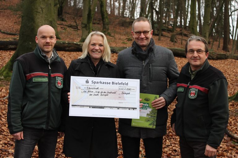 v.l.n.r. Thomas Busche (Förster), Margret Stücken-Virnau (technische Leiterin des Umweltbetriebes), Dietmar Engel (Partner HLB Stückmann), Herbert Linnemann (Förster). Foto: Andrea Marten