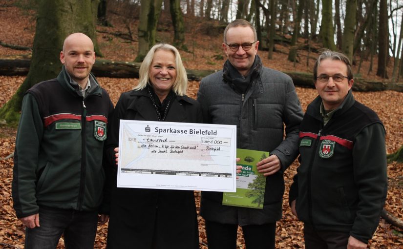 v.l.n.r. Thomas Busche (Förster), Margret Stücken-Virnau (technische Leiterin des Umweltbetriebes), Dietmar Engel (Partner HLB Stückmann), Herbert Linnemann (Förster). Foto: Andrea Marten