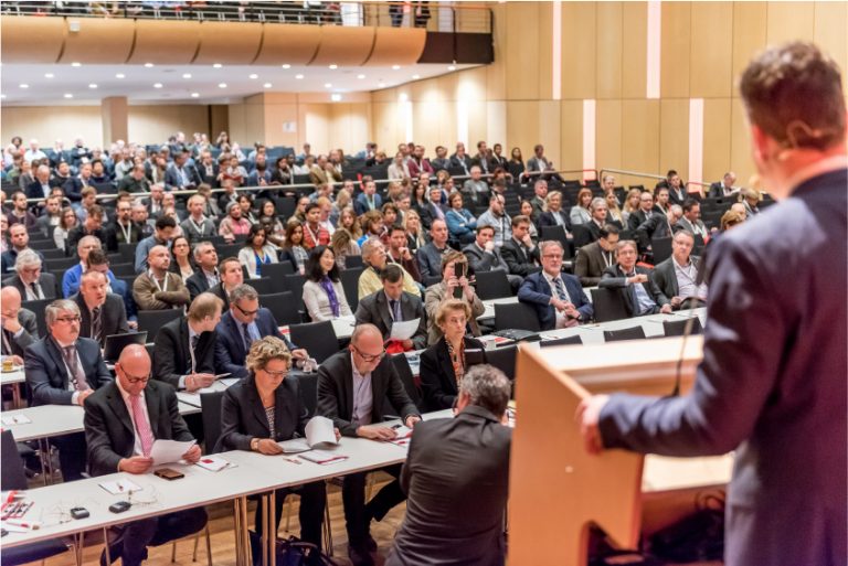 Die Veranstalter der 9. NRW Nano-Konferenz rechnen im Oktober 2020 in Münster wieder mit einer großen Besucherzahl. Bei der ersten Austragung der Konferenz in der Westfalenmetropole im Jahr 2016 nahmen mehr als 600 Gäste aus Wissenschaft, Wirtschaft und Politik das Angebot wahr. Bereits die Eröffnungsveranstaltung war gut besucht. Foto: Thomas Hauss