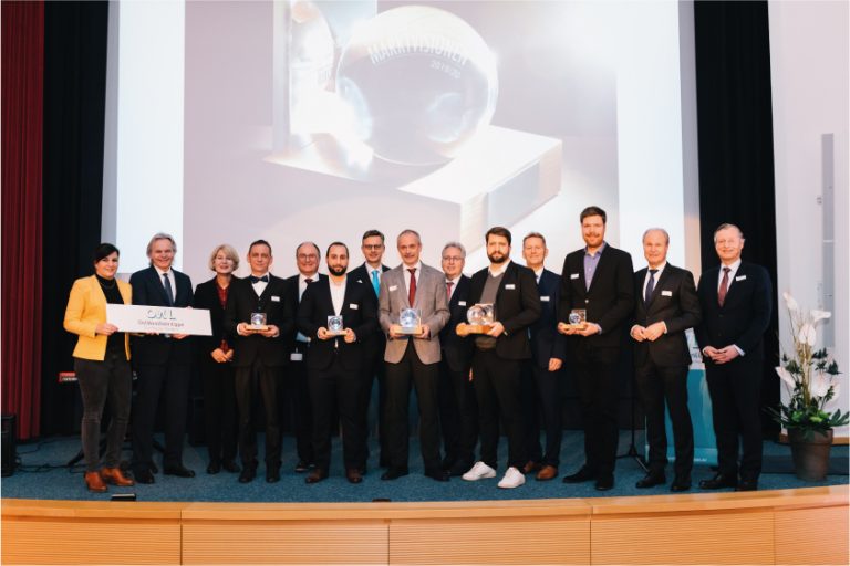 Sieger, Laudatoren, Jury und Sponsoren (v.l.): Anke Unger, Geschäftsführerin, DGB Region Ostwestfalen-Lippe, Herbert Weber, Geschäftsführer OWL GmbH, Prof. Dr. Ingeborg Schramm-Wölk, Präsidentin, Fachhochschule Bielefeld, Stefan Petry, Geschäftsführer Petry Bauinnovationen UG, Christian Kracht, Leiter Marketing und Produktentwicklung, Stadtwerke Bielefeld GmbH, Erman Aydin, Co-Founder & Managing Director, PRODASO UG, Dr. Andreas Hettich, Vorsitzender des Beirats der Hettich Gruppe, Karl-Friedrich Schröder, Leiter Abteilung Forschung & Entwicklung, Altendorf GmbH, Jürgen Müller, Landrat Kreis Herford, Marius Schröder, CEO, Third Element Aviation GmbH, Jürgen Noch, Geschäftsführer, Westfalen Weser Netz GmbH, Tobias Lehmann, Geschäftsführer / CEO, BitVox connected acoustics GmbH, Thomas Niehoff, Hauptgeschäftsführer, IHK Ostwestfalen zu Bielefeld, Rudolf Delius, stellv. Vorsitzender der Gesellschafterversammlung, OstWestfalenLippe GmbH. Foto: Adamski