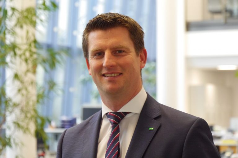 AOK-Serviceregionsleiter Matthias Wehmhöner hat gute Nachrichten für seine AOK-Versicherten: Der Zusatzbeitrag bleibt stabil bei 0,9 Prozent. Foto: AOK/hfr.