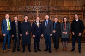 Ein herzliches Willkommen sprach Münsters Oberbürgermeister Markus Lewe (4.v.l.) gestern gegenüber Dr. Helmut Schmidt (3.v.l.), Dr. Saskia Wessel (2.v.r.) und Dr. Christoph Baum (r.) von der Fraunhofer-Gesellschaft aus. Sie setzen bis 2022 das Konzept der „Forschungsfertigung Batteriezelle“ in Münster um. An dem Empfang nahmen auch Prof. Dr. Martin Winter (4.v.r.) und Dr. Falko Schappacher (3.v.r.) vom Batterieforschungszentrum MEET, Dr. Thomas Robbers (l.) von der Wirtschaftsförderung Münster GmbH und Joachim Neuser (2.v.l.) aus dem NRW-Wirtschaftsministerium teil. Foto: Michael C. Moeller