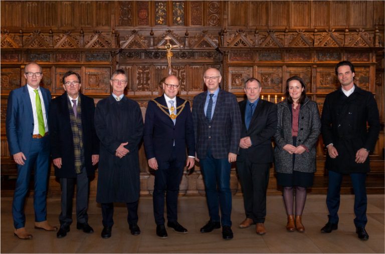 Ein herzliches Willkommen sprach Münsters Oberbürgermeister Markus Lewe (4.v.l.) gestern gegenüber Dr. Helmut Schmidt (3.v.l.), Dr. Saskia Wessel (2.v.r.) und Dr. Christoph Baum (r.) von der Fraunhofer-Gesellschaft aus. Sie setzen bis 2022 das Konzept der „Forschungsfertigung Batteriezelle“ in Münster um. An dem Empfang nahmen auch Prof. Dr. Martin Winter (4.v.r.) und Dr. Falko Schappacher (3.v.r.) vom Batterieforschungszentrum MEET, Dr. Thomas Robbers (l.) von der Wirtschaftsförderung Münster GmbH und Joachim Neuser (2.v.l.) aus dem NRW-Wirtschaftsministerium teil. Foto: Michael C. Moeller