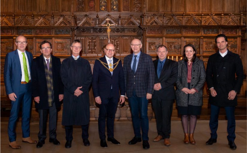 Ein herzliches Willkommen sprach Münsters Oberbürgermeister Markus Lewe (4.v.l.) gestern gegenüber Dr. Helmut Schmidt (3.v.l.), Dr. Saskia Wessel (2.v.r.) und Dr. Christoph Baum (r.) von der Fraunhofer-Gesellschaft aus. Sie setzen bis 2022 das Konzept der „Forschungsfertigung Batteriezelle“ in Münster um. An dem Empfang nahmen auch Prof. Dr. Martin Winter (4.v.r.) und Dr. Falko Schappacher (3.v.r.) vom Batterieforschungszentrum MEET, Dr. Thomas Robbers (l.) von der Wirtschaftsförderung Münster GmbH und Joachim Neuser (2.v.l.) aus dem NRW-Wirtschaftsministerium teil. Foto: Michael C. Moeller