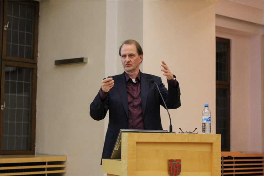 Rief dem Publikum die Kernaussage der Anthropozän-Diskussion in Erinnerung: Prof. Dr. Messner. - Foto: Lea-Melissa Vehling