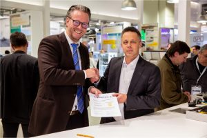 Die HARTING Technologiegruppe und die Expleo Germany GmbH haben im Rahmen der Messe SPS 2019 in Nürnberg eine Kooperationsvereinbarung abgeschlossen. Im Bild (v. l.) Philip Harting, Vorstandsvorsitzender HARTING Technologiegruppe, Peter Seidenschwang, Head of Industry bei Expleo in Deutschland. - Foto: Harting