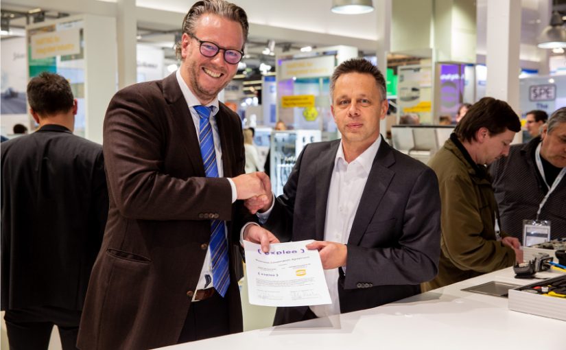 Die HARTING Technologiegruppe und die Expleo Germany GmbH haben im Rahmen der Messe SPS 2019 in Nürnberg eine Kooperationsvereinbarung abgeschlossen. Im Bild (v. l.) Philip Harting, Vorstandsvorsitzender HARTING Technologiegruppe, Peter Seidenschwang, Head of Industry bei Expleo in Deutschland. - Foto: Harting