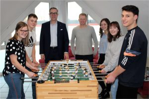 Weihten den Tischkicker gemeinsam ein: (v.l.) Michaela Klippenstein, Jannik Thiessen, Mario Hoffmeister, Leiter des Zentralbereichs Kommunikation der Gauselmann Gruppe, Waldemar Riese, Jugendgruppenleiter der Biebelgemeinschaft Lübbecke, Anika Thiessen, Saskia Mileen Thiessen und Nathanael Wiebe. - Foto: Paul und Karin Gauselmann Stiftung