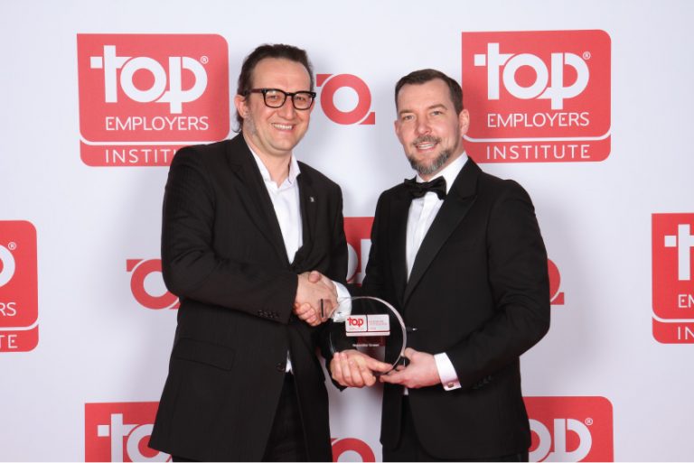 Bernd Konschak, Senior HR Manager Marketing (l.), nahm die Auszeichnung danken aus den Händen von Steffen Neefe, Country Manager DACH vom Top Employers Institute(r.), entgegen. (Copyright: Florian Grob)