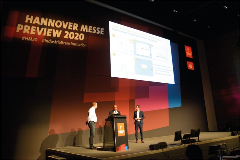 Christoph Berlin (l.), Partner Program Manager, Azure Industrial IoT der Microsoft Corporation, stand zusammen mit Tobias Gaukstern (r.), Leiter der Business Unit Industrial Analytics bei der gemeinsamen Eröffnungsrede auf der Bühne. Onuora Ogbukagu (m.), Leiter Marketing und Kommunikation der Deutschen Messe AG moderierte die anschließenden Fragen. - Foto: Weidmüller