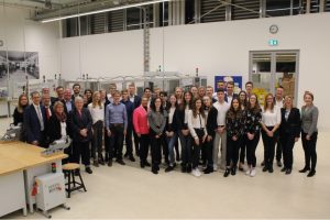 Alle Teilnehmer stellten sich mit den Organisatoren zum gemeinsamen Gruppenfoto. - Foto: Harting