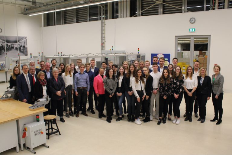 Alle Teilnehmer stellten sich mit den Organisatoren zum gemeinsamen Gruppenfoto. - Foto: Harting