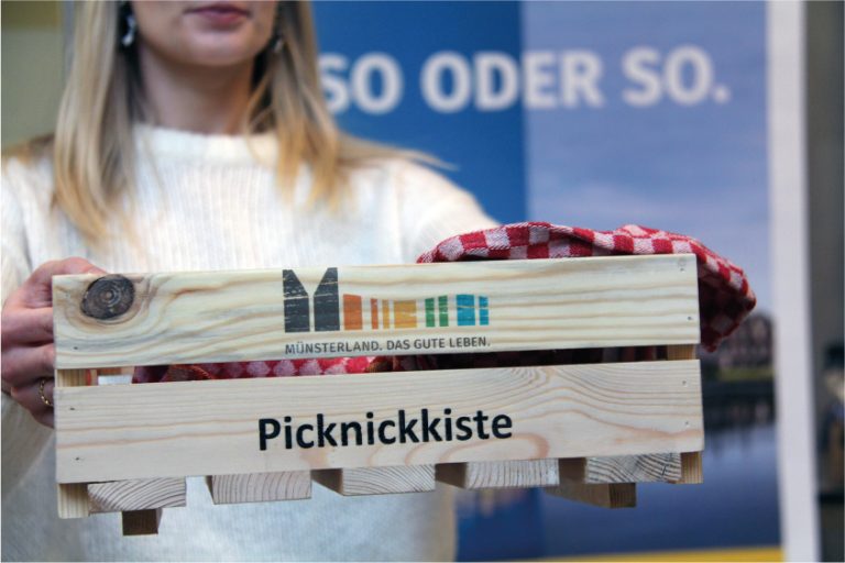 Die perfekte Ausstattung für ein Picknick: eine Kiste voller regionaler Produkte und Leckereien. Picknickkiste © Münsterland e.V.