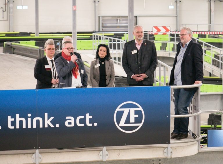 V.l.n.r.: Ilka Bergrath (Team-Direktorin ab dem 01.04.2020), Hans-Jürgen Klumpe (aktueller Tea,-Direktor), Ulrich Hadasch (verdeckt, Partnerdirektor), Britta Deuwerth und Michael Bühren (Gebietsdirektoren BNI Nordwest), Bernd Harenkamp, ehemaliger Gebietsdirektor). Foto: Johannes Wesner, Wallenhorst