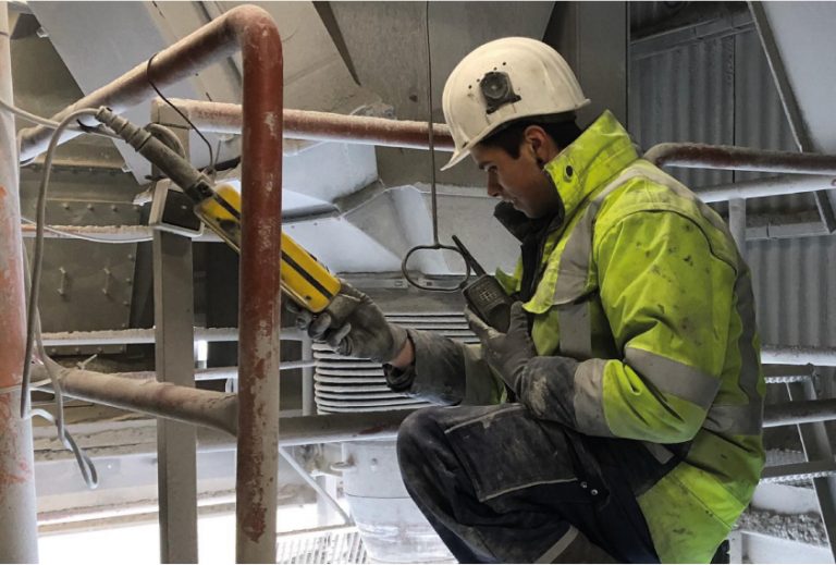 WESTKALK-Mechatroniker Jimmy Besse. Im Rahmen der so genannten Winterreparaturen kümmerte er sich im Januar um die Großtechnik im WESTKLAK-Werk in Warstein. Im Februar ist Jimmy Besse im Werk Kallenhardt im Einsatz. - Foto: Besse/WESTKALK