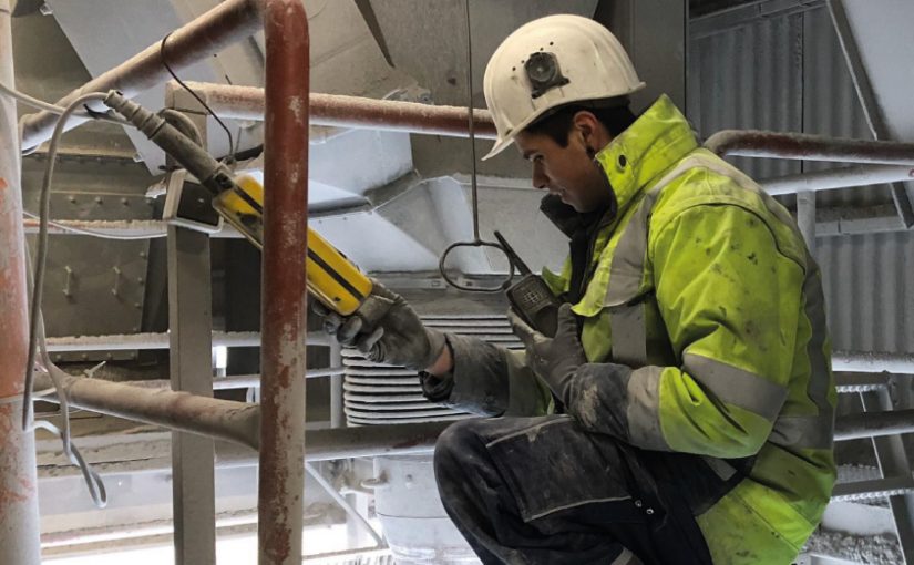 WESTKALK-Mechatroniker Jimmy Besse. Im Rahmen der so genannten Winterreparaturen kümmerte er sich im Januar um die Großtechnik im WESTKLAK-Werk in Warstein. Im Februar ist Jimmy Besse im Werk Kallenhardt im Einsatz. - Foto: Besse/WESTKALK