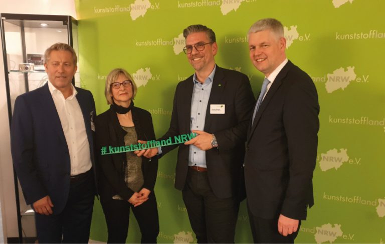 Staffelübergabe in der kunststoffland NRW-Geschäftsstelle im Rahmen des Branchenworkshops: (v.l.n.r.: Reinhard Hoffmann, Vorsitzender kunststoffland NRW e. V. u. Geschäftsführender Gesellschafter der Gerhardi Kunststofftechnik GmbH, Dr. Bärbel Naderer, ehemalige Geschäftsführerin kunststoffland NRW e. V., Daniel Marker, Geschäftsführer kunststoffland NRW e. V. und Staatssekretär Christoph Dammermann, NRW-Wirtschaftsministerium.) Foto: kunststoffland NRW e. V.