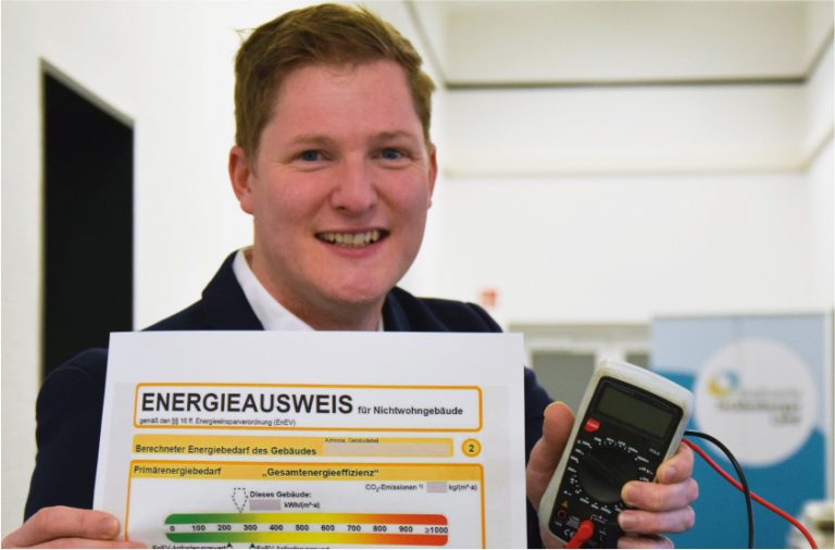 Ob Energieausweis oder Strommessgerät – Projektingenieur Christoph Mersch steht Unternehmen und Kommunen für die unterschiedlichsten Themen in Sachen Energie-sparen und Energiemanagement zur Verfügung. - Foto: Stadtwerke Tecklenburger Land