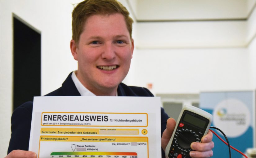 Ob Energieausweis oder Strommessgerät – Projektingenieur Christoph Mersch steht Unternehmen und Kommunen für die unterschiedlichsten Themen in Sachen Energie-sparen und Energiemanagement zur Verfügung. - Foto: Stadtwerke Tecklenburger Land