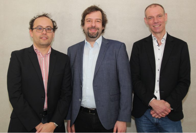 v. l. Prof. Dr. Thomas Kühne und Prof. Dr. Christian Plessl mit Prof. Dr. Johannes Blömer, Vizepräsident für Forschung und wissenschaftlichen Nachwuchs, bei der Ergebnispräsentation ihres ausgezeichneten Forschungsvorhabens. - Foto: Universität Paderborn, Jennifer Strube