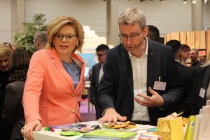 Bundeslandwirtschaftsministerin Julia Klöckner im Gespräch mit Dr. Dirk Lüerßen - Foto: Wachstumsregion Ems-Achse