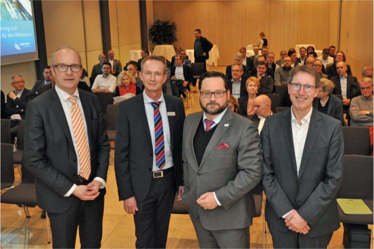 Unternehmen profitieren bei Investitionen in Digitalisierung und Nachhaltigkeit von Fördermitteln. Die breite Palette stellten Alexander Bonde (2.v.r.) von der DBU und Michael Monstadt (2.v.l.) von der NRW.Bank vor. Dr. Thomas Robbers (l.) und Günter Klemm (r.) von der Wirtschaftsförderung Münster GmbH begrüßten zu der Veranstaltung Fast Forward zirka 80 Gäste. Foto: Wirtschaftsförderung Münster GmbH/Martin Rühle