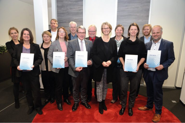 Bundesbildungsministerin Anja Karliczek (Mitte) gab heute mit der Aushändigung des Förderbescheids den Startschuss für das Forschungsvorhaben „Logist.Plus - Ressourcenschutz durch Logistik.“ - Foto: Kreis Steinfurt