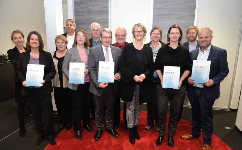 Bundesbildungsministerin Anja Karliczek (Mitte) gab heute mit der Aushändigung des Förderbescheids den Startschuss für das Forschungsvorhaben „Logist.Plus - Ressourcenschutz durch Logistik.“ - Foto: Kreis Steinfurt