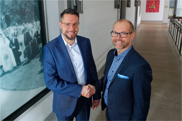 Stabswechsel (v.l.n.r.): Marko Schwartz übernimmt in Zukunft die Aufgaben von Peer Kraatz, der sich neuen beruflichen Aufgaben widmen will. - Foto: Unternehmensgruppe Graf von Oeynhausen-Sierstorpff GmbH & Co. KG Holding