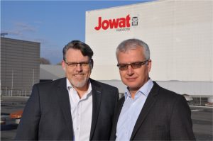 Kay-Henrik von der Heide (rechts) übernimmt die Vertriebsleitung der Jowat SE von Ulrich Schmidt. - Bildquelle: Jowat SE