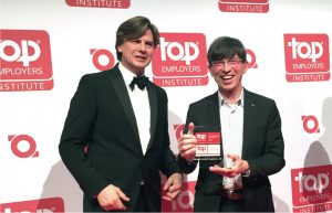 (v.l.n.r.) Hans Rothweiler, Top Employers Institute, überreicht die Auszeichnung an Prof. Dr. Gunther Olesch, Phoenix Contact. Foto: Top Employers Institute