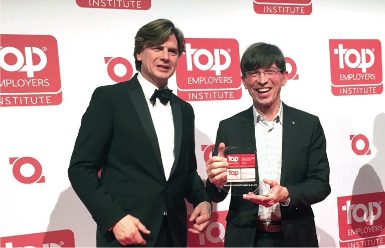 (v.l.n.r.) Hans Rothweiler, Top Employers Institute, überreicht die Auszeichnung an Prof. Dr. Gunther Olesch, Phoenix Contact. Foto: Top Employers Institute