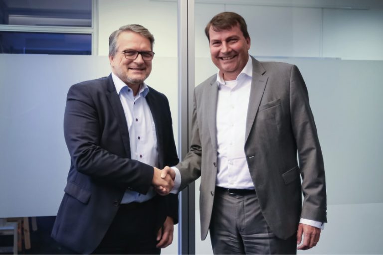 v.l.n.r.: Thomas Wildt (CEO Hennecke Group), Dr. Christof Bönsch (CEO FRIMO Group) / Foto: "obs/Hennecke Group FRIMO Group"