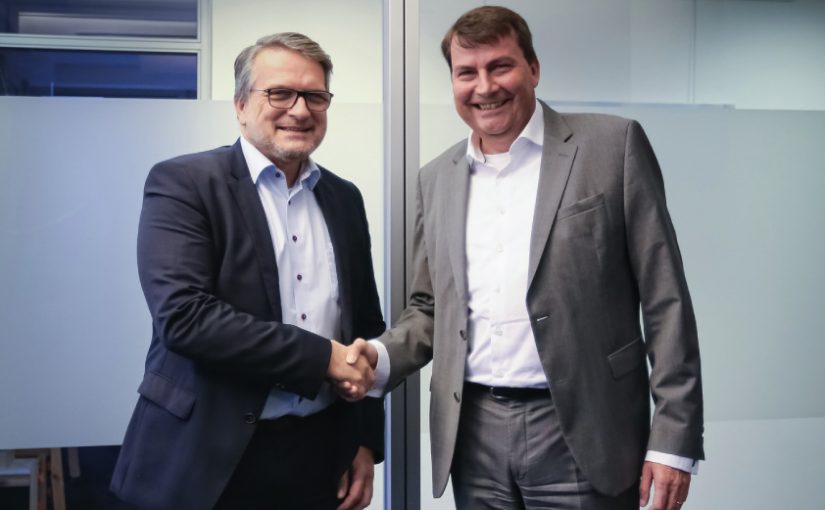 v.l.n.r.: Thomas Wildt (CEO Hennecke Group), Dr. Christof Bönsch (CEO FRIMO Group) / Foto: "obs/Hennecke Group FRIMO Group"